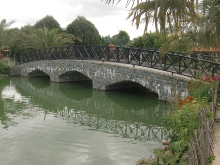 Kevelaer : Am Scheidweg, Irrland die Bauernhof-Erlebnisoase, Ponte Romano ( Steinbogenbrücke ), Bereich Irrland-West